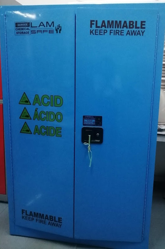 Flammable solvent storage cabinet